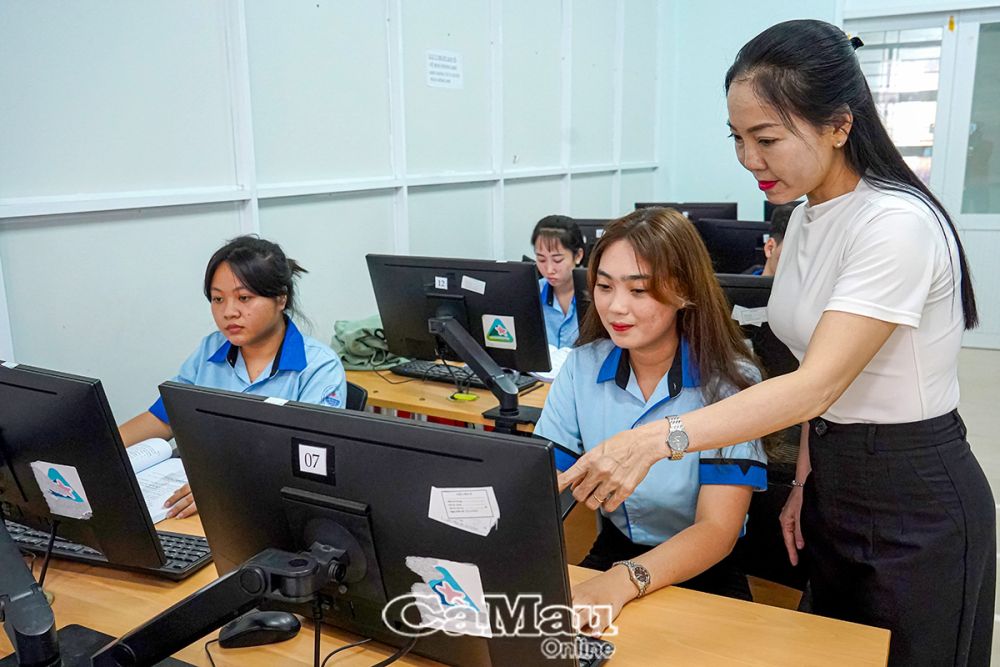 Em Phạm Quách Anh Thư (người ngồi bên phải), học viên lớp chế biến và bảo quản thuỷ sản, Trường Cao đẳng Nghề Việt Nam - Hàn Quốc Cà Mau, hoàn cảnh khó khăn, được nhà trường đề xuất với Tổ chức The Corea Peace3000 hỗ trợ học bổng cho em trong quá trình học. (Trong ảnh: Giờ lên lớp môn công nghệ thông tin).