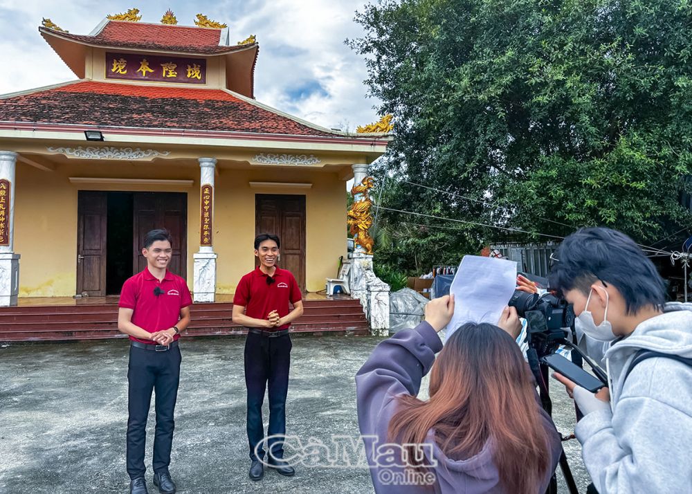 Hậu trường buổi quay hình clip giới thiệu du lịch của nhóm bạn Nguyễn Hà Huyền Trân tại Ðình thần Tân Bằng (huyện Thới Bình).