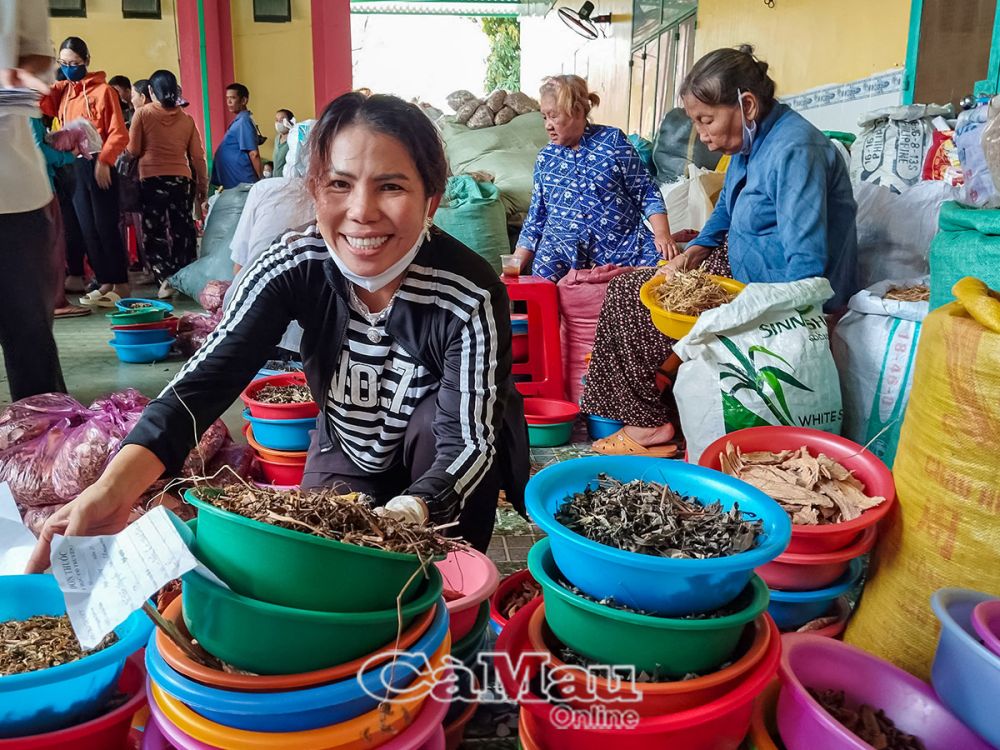 Khâu bốc thuốc còn có các nhóm thiện nguyện, các bệnh nhân đến khám bệnh hỗ trợ ở những phần việc đơn giản như lấy thuốc theo tên, chia thuốc vô từng thang. Mỗi người bệnh thường được bốc đủ lượng uống cho 1 tháng.