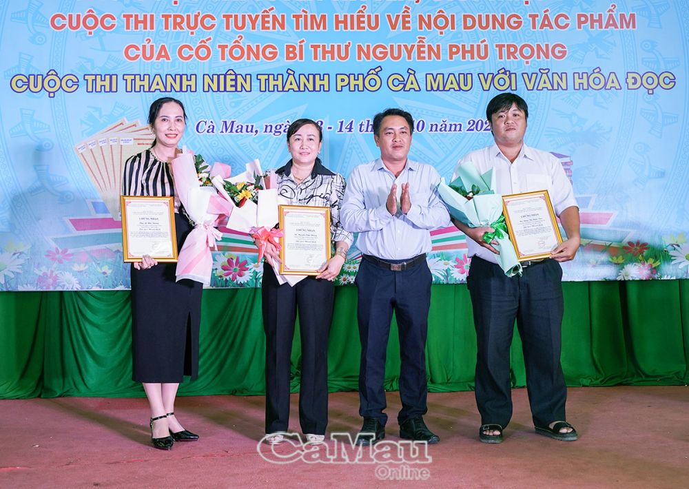 Ông Nguyễn Thanh Bình, Giám đốc Thư viện tỉnh, trao thưởng cho 3 thí sinh tỉnh Cà Mau đoạt giải Khuyến khích Cuộc thi trực tuyến tìm hiểu về nội dung tác phẩm của cố Tổng Bí thư Nguyễn Phú Trọng.