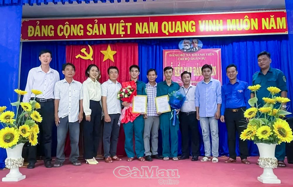 Chi bộ Quân sự xã Khánh Tiến tổ chức lễ kết nạp đảng viên cho các quần chúng là dân quân tự vệ thường trực xã.