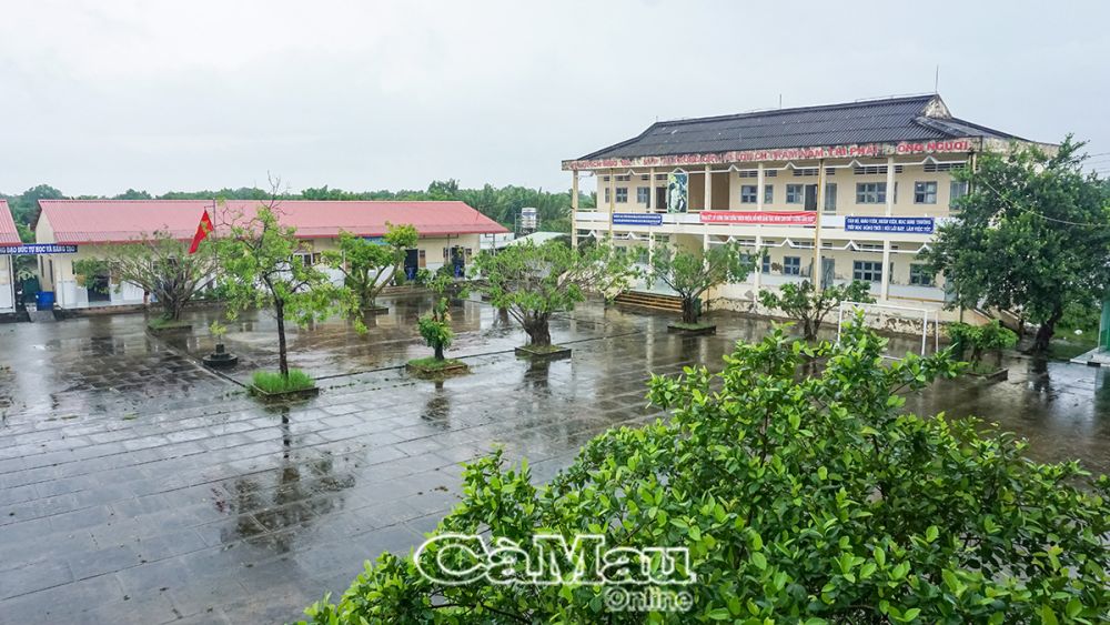 Kiên cố hoá trường lớp nhiều năm qua nên khi áp dụng số lượng học sinh/lớp theo quy định gây ra nhiều khó khăn. (Trong ảnh: Trường TH Ðông Thới 1, xã Ðông Thới, huyện Cái Nước).