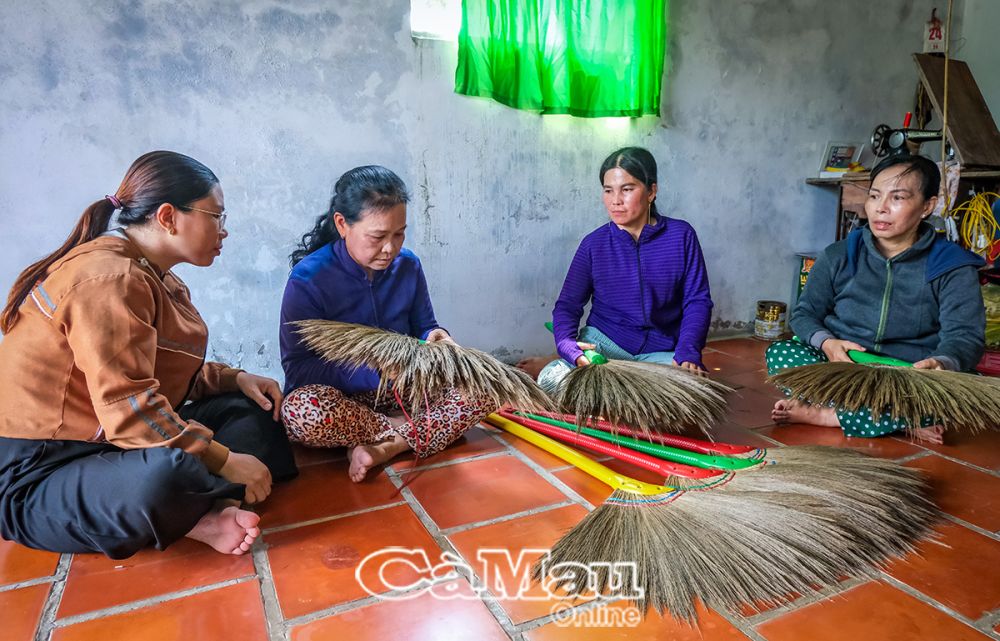 Khéo léo, chịu khó học hỏi, bà Lệ (thứ hai từ trái sang) dùng thời gian nhàn rỗi bó chổi để có thêm thu nhập.