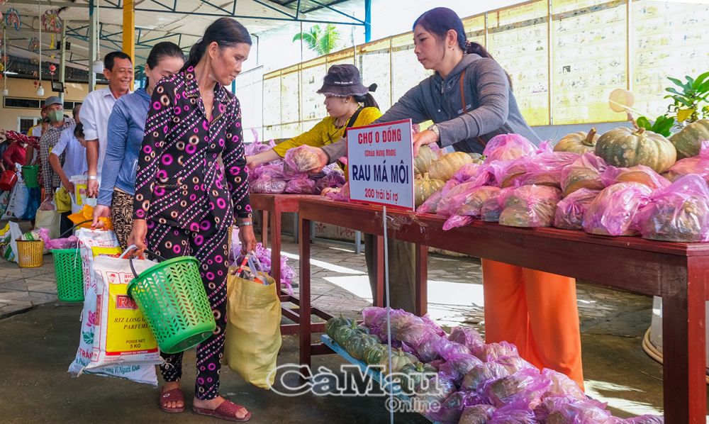 Sau khi đi qua hết 38 gian hàng, mỗi người ra về với đầy ắp quà trên tay.