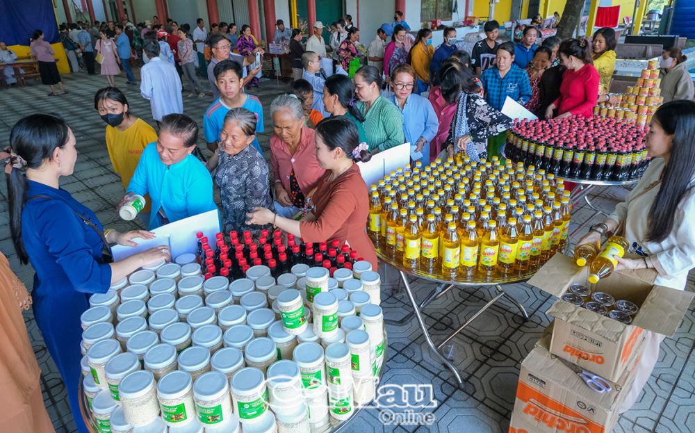 Tuỳ theo nhu cầu, mỗi người đến các gian hàng sẽ được mua 1 sản phẩm với giá 0 đồng.