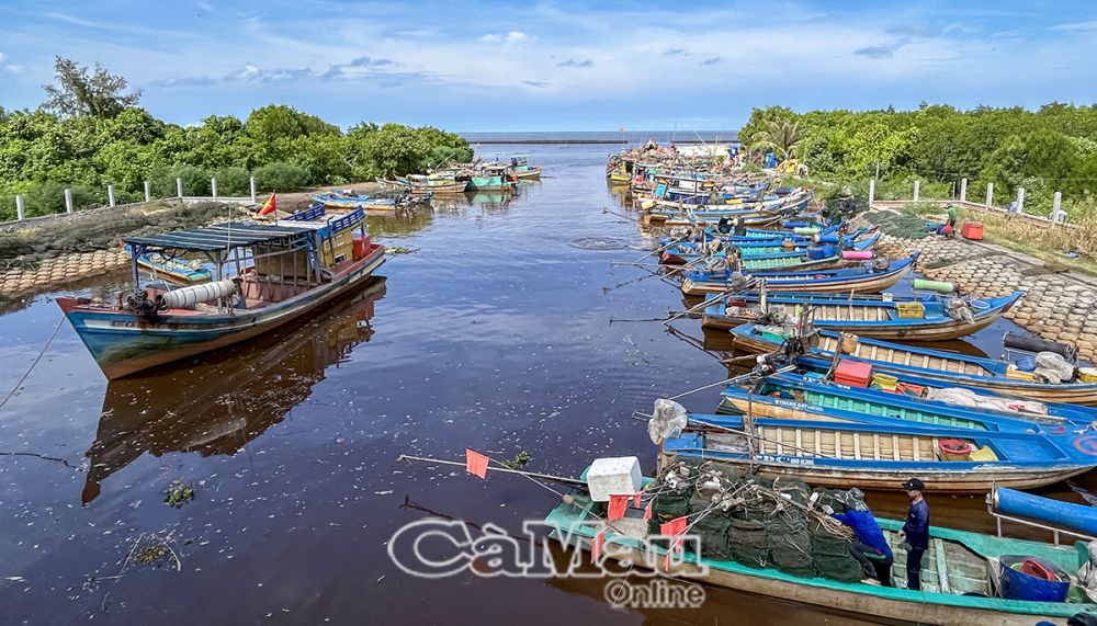 Tàu có kích thước nhỏ vẫn là hình ảnh rất đặc trưng tại các cửa biển nhỏ, dọc theo tuyến biển Tây.