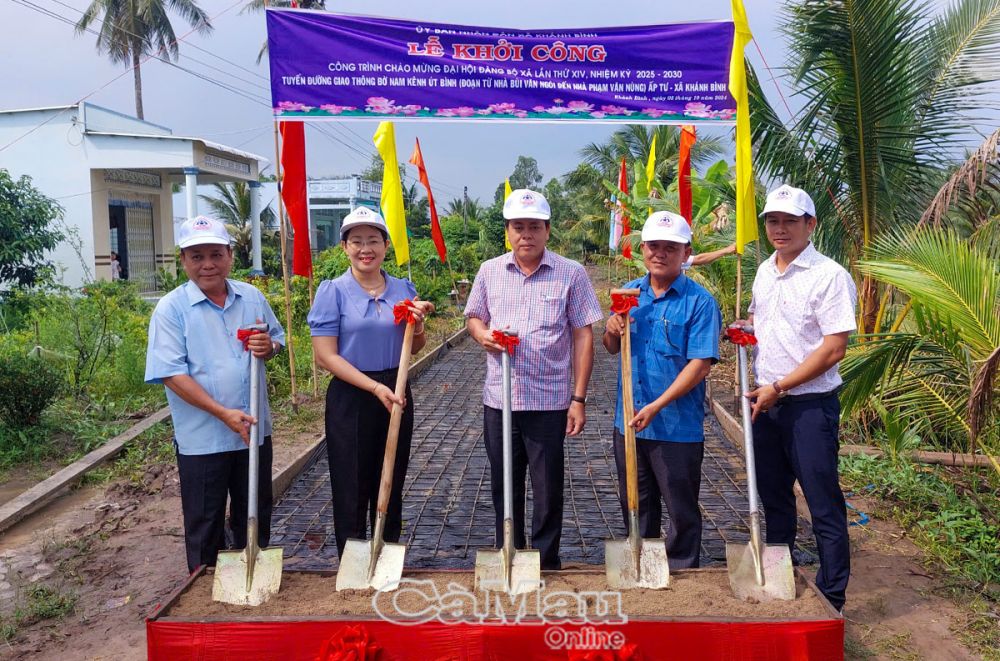 Xã Khánh Bình khởi công lộ GTNT tại tuyến bờ Nam kênh Út Bình, chào mừng Ðại hội Ðảng bộ xã lần thứ XIV.