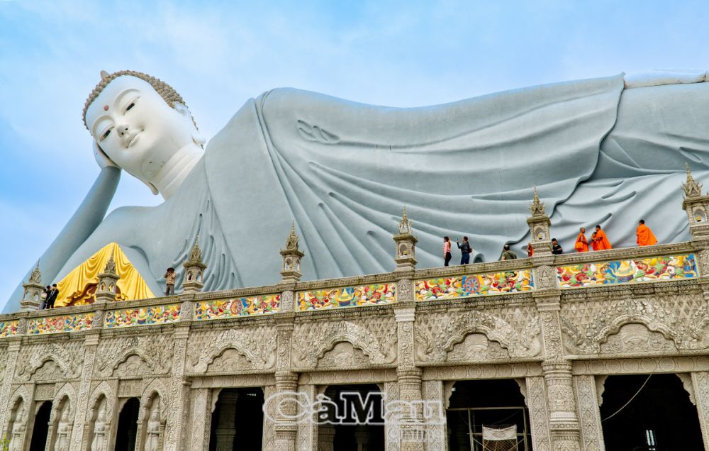 Chùa Bôtum Vong Sa Som Rong (hay được gọi là chùa Som Rong) tại Phường 5, TP Sóc Trăng, là nơi có kiến trúc Khmer độc đáo.