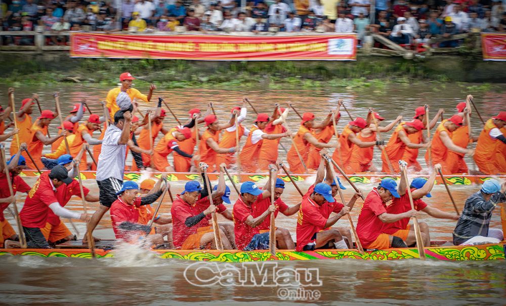 Lễ hội đua ghe Ngo của tỉnh Sóc Trăng được tổ chức quy mô và ngày càng được nhiều du khách trong và ngoài tỉnh đến cổ vũ, mang đậm bản sắc văn hoá của đồng bào dân tộc.