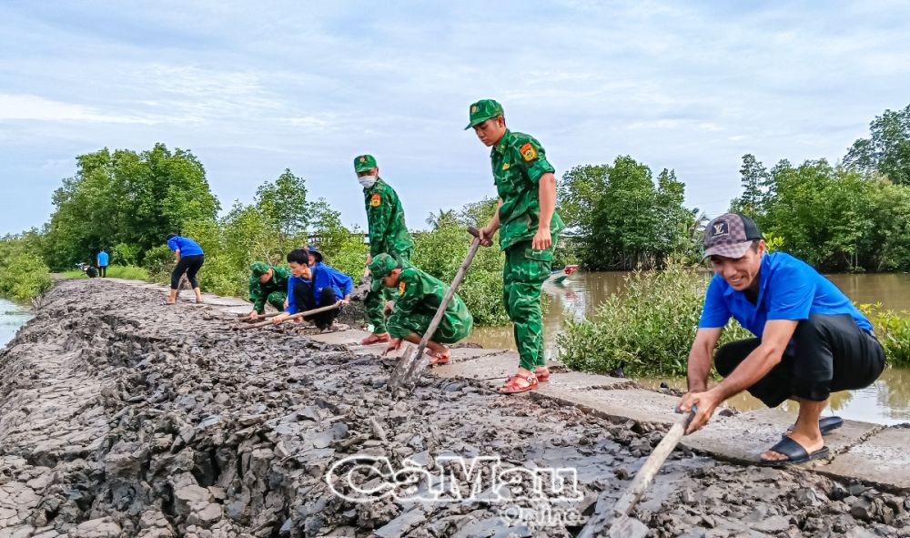 Các chiến sĩ Ðồn Biên phòng Cửa khẩu Cảng Năm Căn tham gia đắp lộ đất đen tại ấp Tắc Năm Căn A.