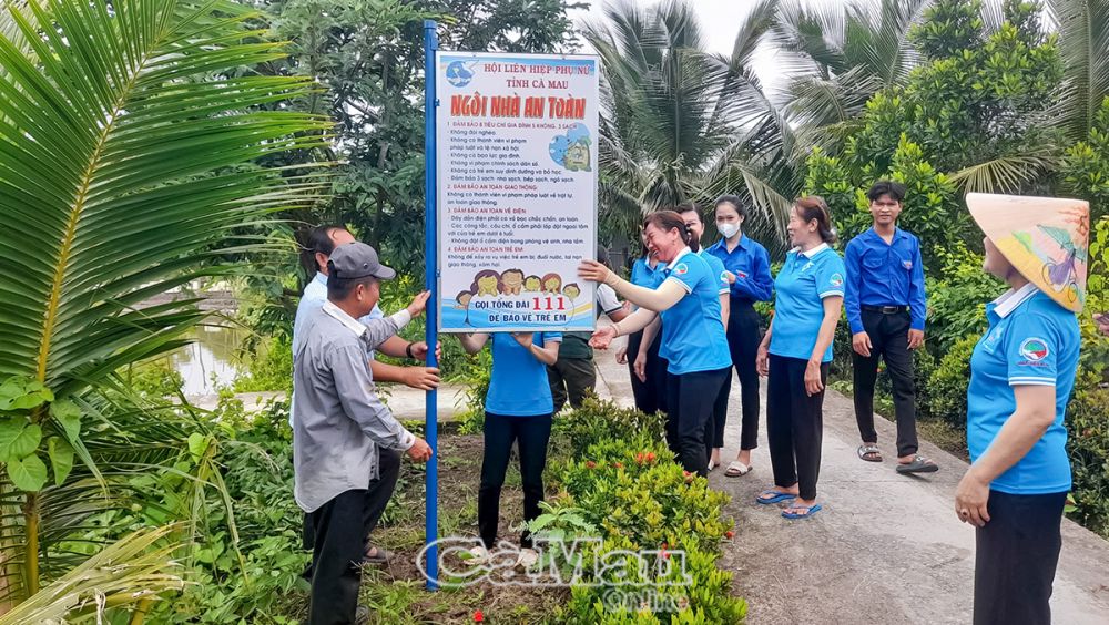 Hội LHPN xã Tam Giang thực hiện mô hình “Ngôi nhà an toàn” và tuyến đường “Nhà tôi an toàn” tại ấp Trảng Lớn.