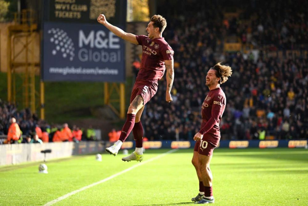 Stones (trái) mang về chiến thắng kịch tính cho Man City.