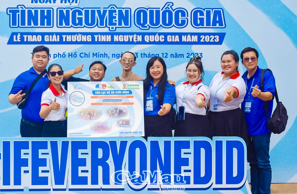 Tô Nhật Linh (bìa trái) và các bạn trẻ tại Ngày hội Tình nguyện quốc gia năm 2023.