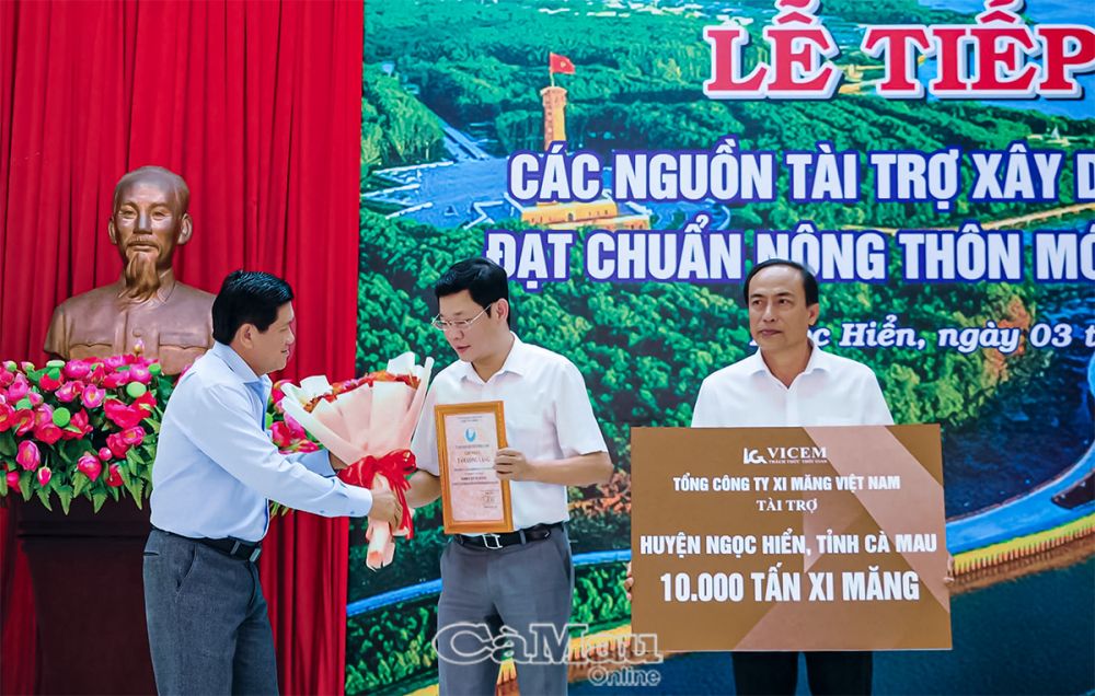 Lễ tiếp nhận các nguồn vốn từ các công ty, doanh nghiệp trong và ngoài tỉnh hỗ trợ huyện Ngọc Hiển xây dựng NTM. Ảnh: LOAN PHƯƠNG