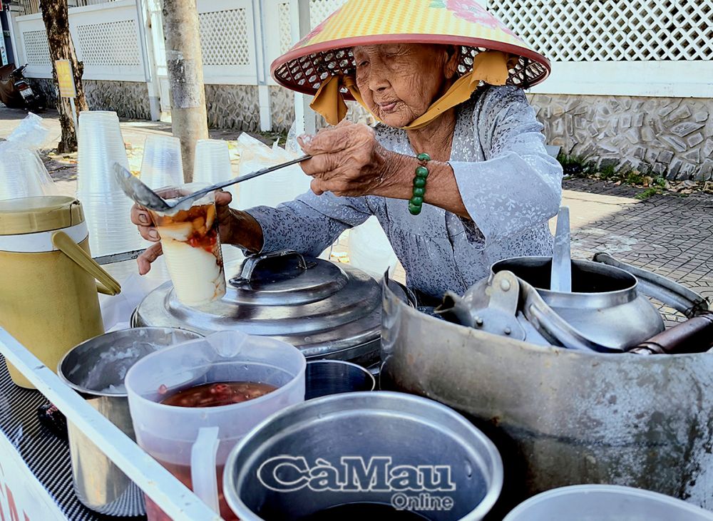 Tàu hũ ăn kèm với nước đường gừng, hạt trân châu, hoà quyện cùng nước cốt dừa, tạo nên món ăn thơm ngon. 