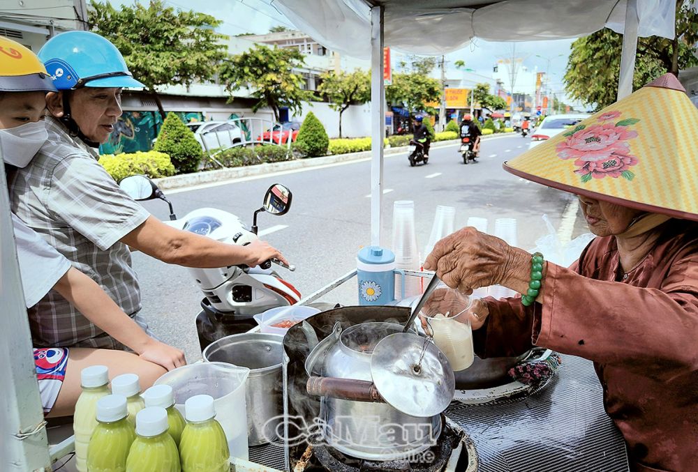 Khách mua tàu hũ không khỏi xúc động, quan tâm hỏi han về hoàn cảnh của cụ Y.