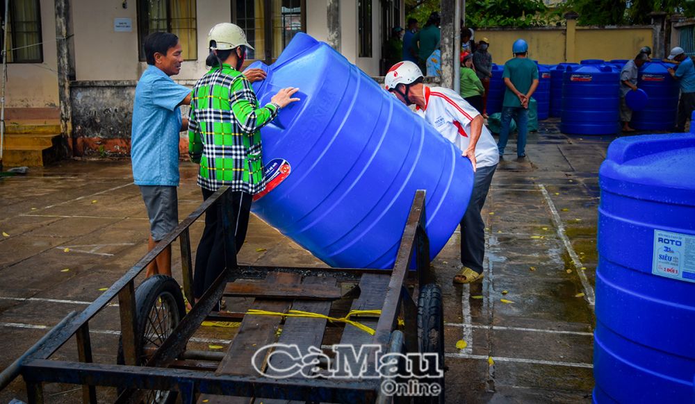 Người dân khó khăn về kinh tế tại thị trấn Trần Văn Thời, huyện Trần Văn Thời nhận bồn trữ nước do Công đoàn Tổng Công ty Cảng Hàng không Việt Nam phối hợp với Cảng Hàng không Cà Mau hỗ trợ.