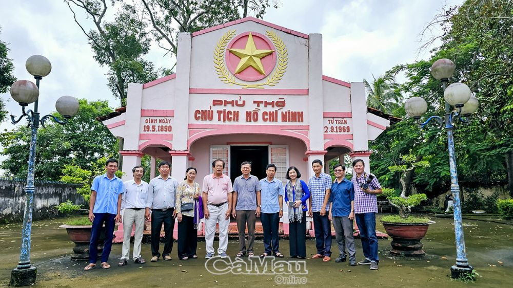 Ðoàn Văn Nghệ sĩ Cà Mau trong một chuyến thực tế sáng tác tại Phủ thờ Chủ tịch Hồ Chí Minh, xã Trí Phải, huyện Thới Bình. Ảnh: SAM LEE