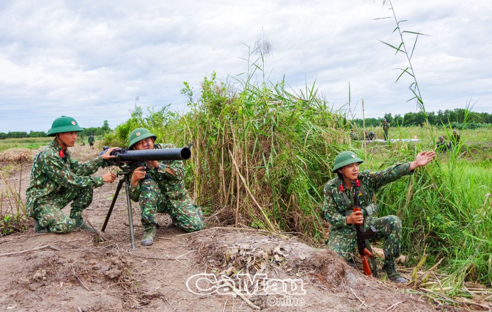 Các chiến sĩ thực hành huấn luyện thực binh tại Trường bắn Bộ Chỉ huy Quân sự tỉnh.