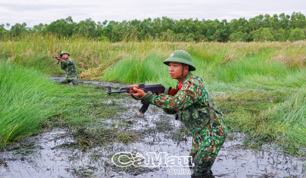 Các chiến sĩ thực hành huấn luyện thực binh tại Trường bắn Bộ Chỉ huy Quân sự tỉnh.