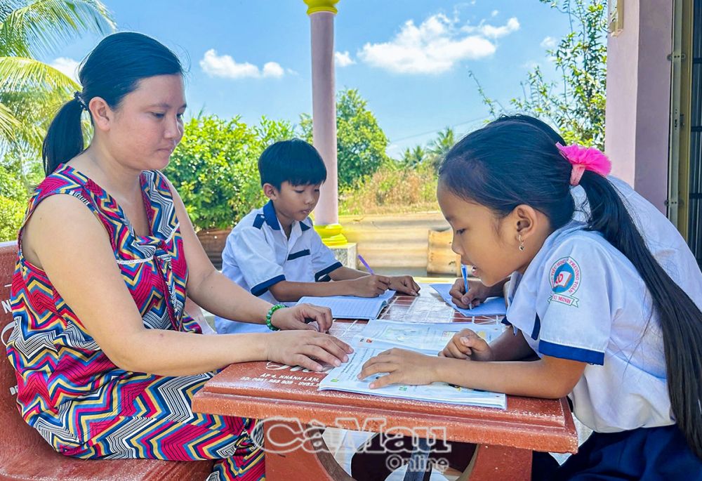 Ðược địa phương hỗ trợ cất nhà, vợ chồng chị Hồ Thị Út Cưng yên tâm lao động sản xuất, vươn lên thoát nghèo. 