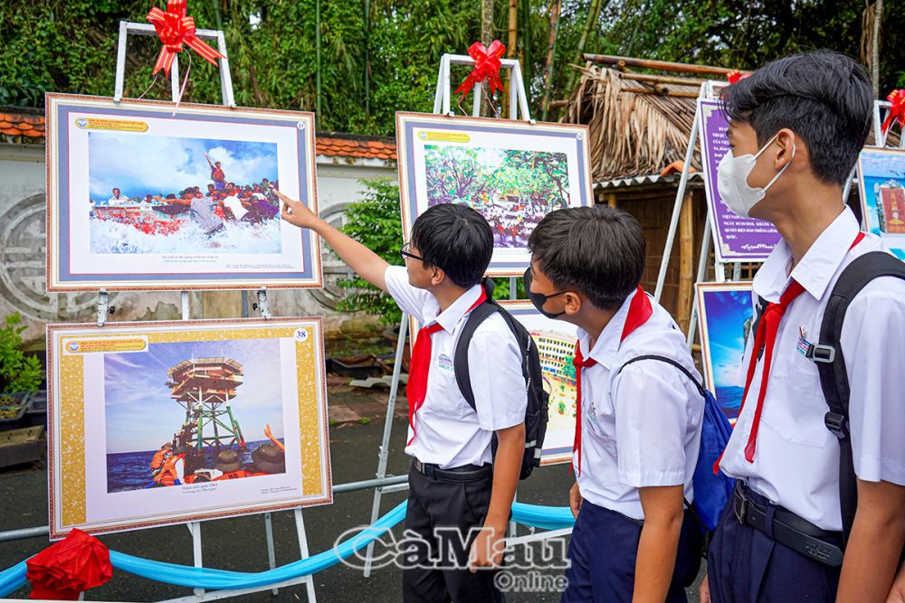 Nhân viên Bảo tàng tỉnh giới thiệu đến các em học sinh, thanh niên những hình ảnh về chủ quyền biển đảo Việt Nam.