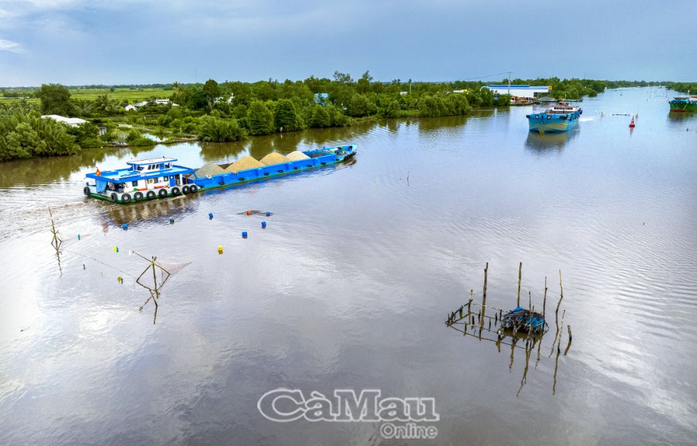 Trên đoạn sông từ cống Kênh Hội, xã Khánh Bình đến cống Cỏ Xước, xã Lợi An (huyện Trần Văn Thời) có rất nhiều chướng ngại vật do người dân đóng đáy và đặt lú, gây mất an toàn giao thông đường thuỷ.