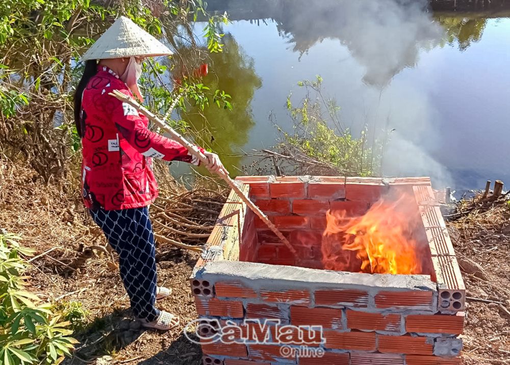 Nhiều hộ dân xã Nguyễn Phích xây hố xử lý rác, góp phần bảo vệ môi trường.