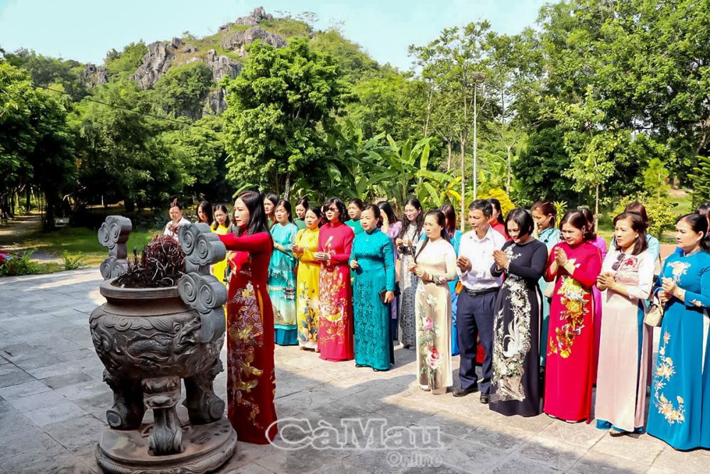 Ban Vì sự tiến bộ của phụ nữ tỉnh Thanh Hoá dâng hương tại Di tích lịch sử Quốc gia Ðền Ðồng Cổ, xã Yên Thọ, huyện Yên Ðịnh. Ảnh: LÊ HÀ