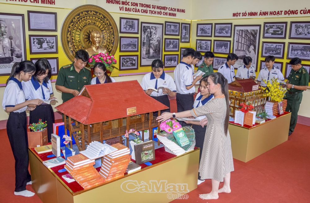 Trong không gian văn hoá còn có 2 mô hình, là Nhà sàn - nơi Bác ở và làm việc và Bến Nhà Rồng - nơi Bác ra đi tìm đường cứu nước.