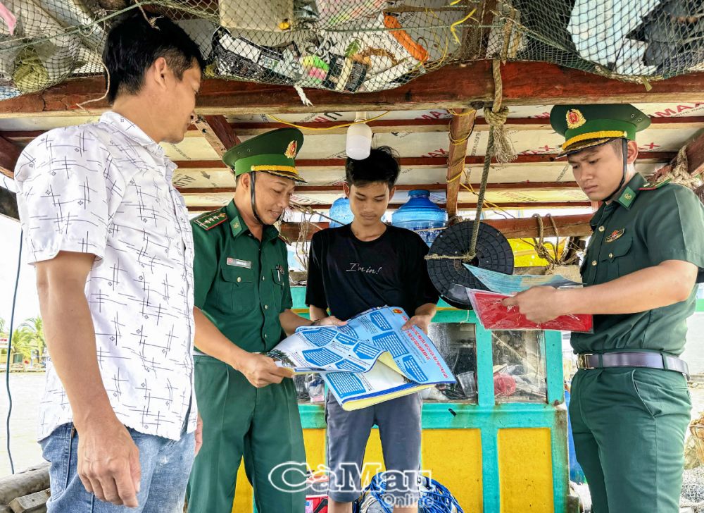 Ðồn Biên phòng Khánh Hội thường xuyên kiểm tra các trang thiết bị an toàn của phương tiện trước khi ra khơi.