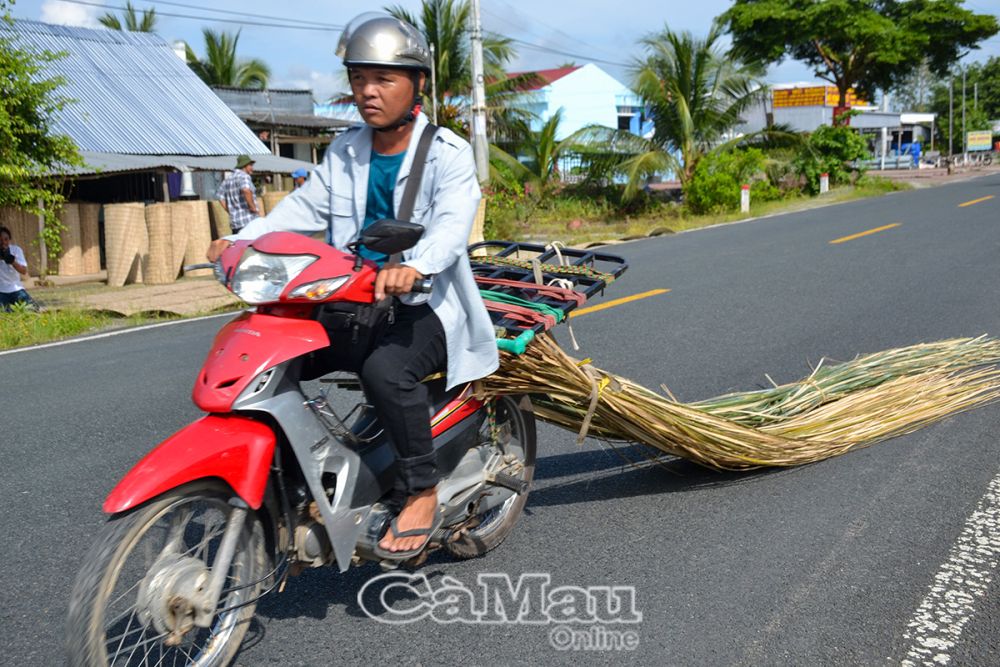 Việc xe tự chế chở hàng vượt quá kích thước tiềm ẩn nguy cơ gây ra va chạm, tai nạn giao thông.