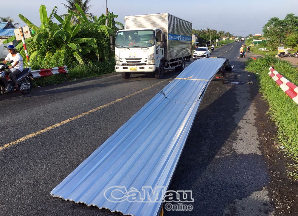 Hiện nay, ở các vùng nông thôn, tình trạng xe máy kéo những vật dụng cồng kềnh, có kích thước vượt quá quy định thường xảy ra.