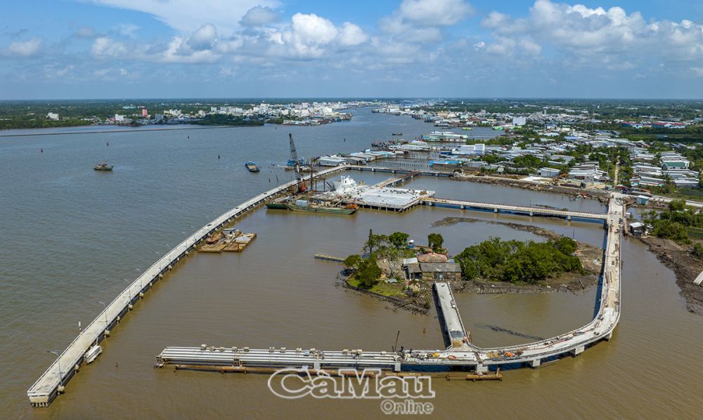 Tổng thể công trình Cụm tượng đài Chuyến tàu tập kết ra Bắc tại cửa sông Ông Ðốc.