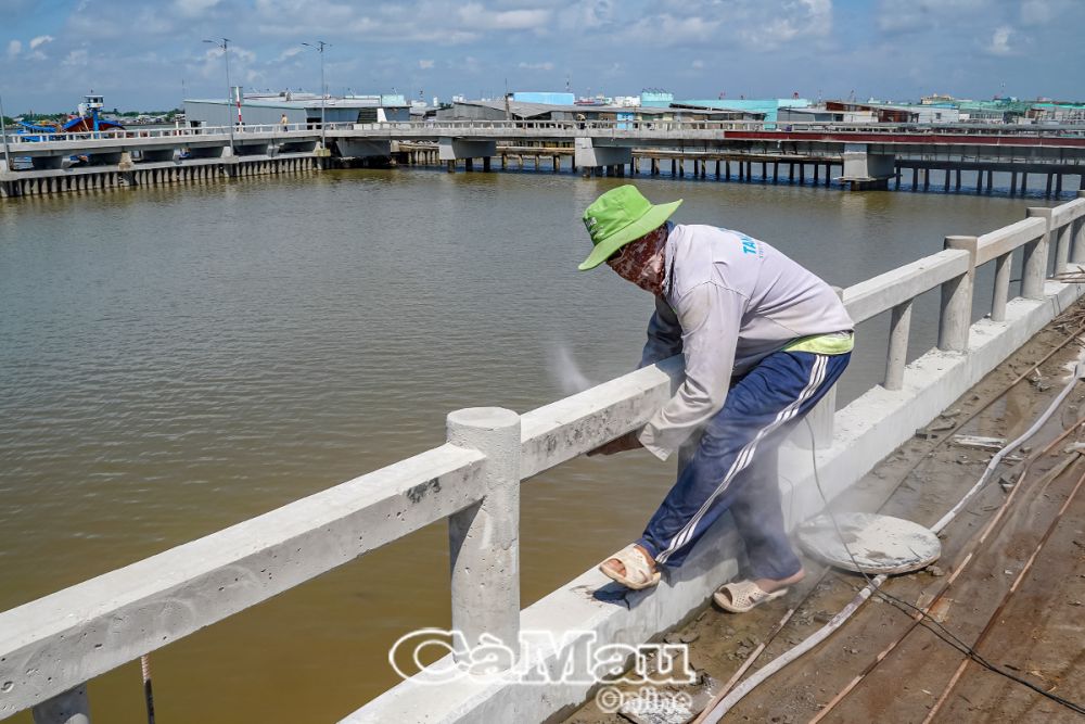 Công nhân đang hoàn thiện thành cầu dẫn vào tượng đài.