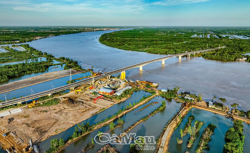 Cầu Năm Căn nối đôi bờ sông Cửa Lớn, kết nối hạ tầng giao thông bộ từ địa đầu cực Bắc đến cực Nam Tổ quốc. Ảnh: HUỲNH LÂM