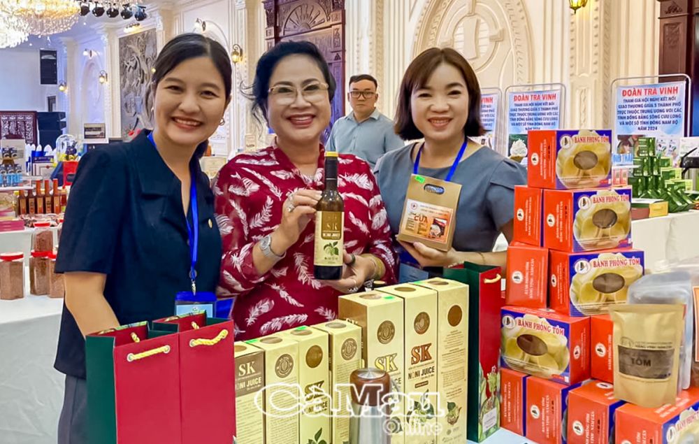 HTX Bánh phồng tôm Năm Căn - Hàng Vịnh tham gia Hội nghị kết nối giao thương giữa 5 thành phố trực thuộc Trung ương với các tỉnh ÐBSCL và một số tỉnh Ðông Nam Bộ năm 2024, tại TP Cần Thơ, ngày 29/8/2024.