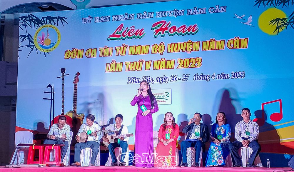 Liên hoan ÐCTT là sân chơi thu hút nhiều tài tử đờn, tài tử ca tham dự. (Ảnh chụp tại Liên hoan ÐCTT Nam Bộ lần thứ V huyện Năm Căn năm 2023).