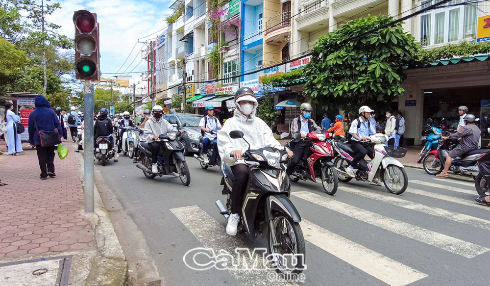 Hiện nay học sinh sử dụng xe máy đến trường khá phổ biến.