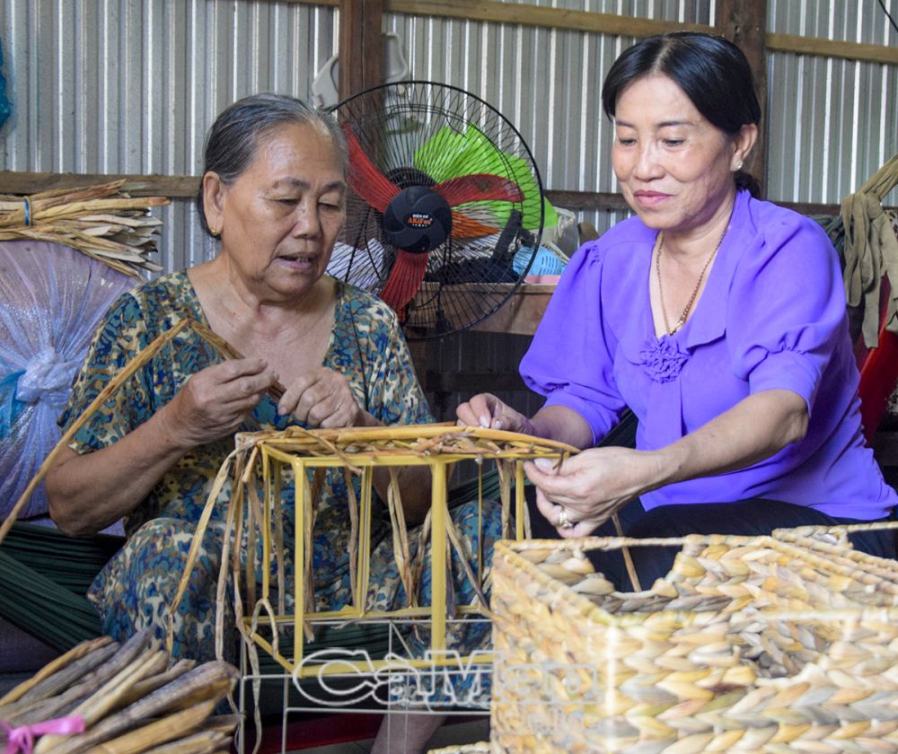 Chị Phương (bên phải) đến thăm các gia đình khó khăn về điều kiện đi lại, để giúp họ chở hàng giao cho khách.