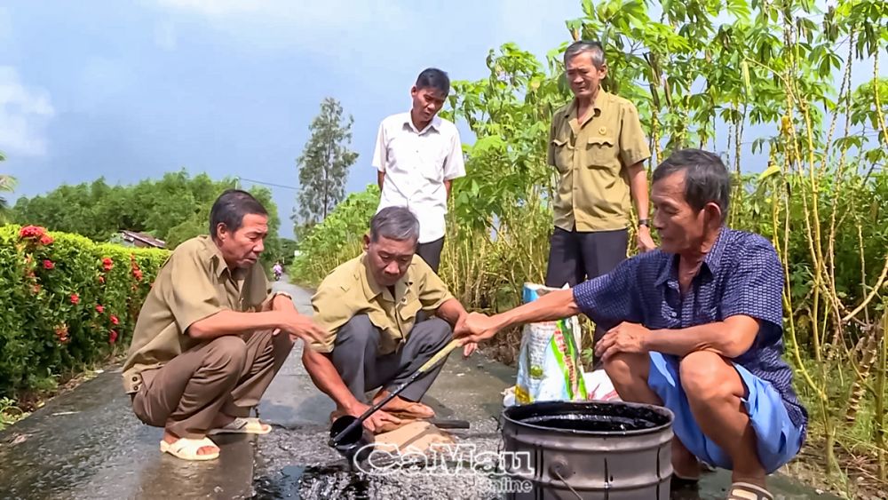 Hình ảnh những CCB vất vả giặm, vá các tuyến lộ khiến nhiều người thán phục.