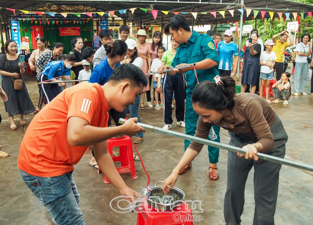 Các hội, đoàn thể và Nhân dân cùng tham gia trò chơi dân gian trong Ngày hội ÐÐK toàn dân tộc Khóm 1, thị trấn Rạch Gốc, huyện Ngọc Hiển năm 2023.