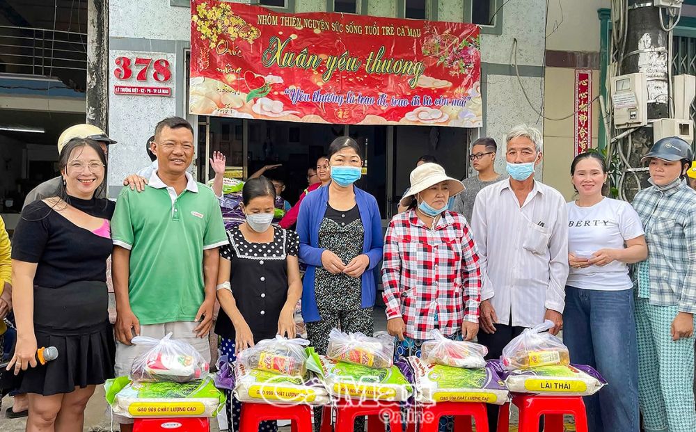 Cô Thảo (bìa trái) vận động các nhà hảo tâm, tặng quà các hộ gia đình có người thân chạy thận trong Xóm chạy thận.