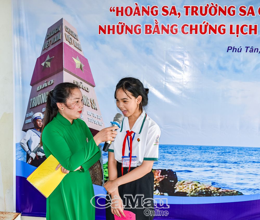 Các em học sinh tham gia trò chơi tìm hiểu về Trường Sa, Hoàng Sa.