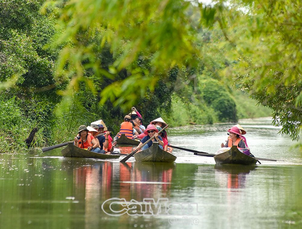 Khu Du lịch sinh thái Gáo Giồng có diện tích 36 ha, nơi đây cảnh vật còn hoang sơ, thu hút rất nhiều du khách trong và ngoài nước tìm đến tham quan, trải nghiệm.