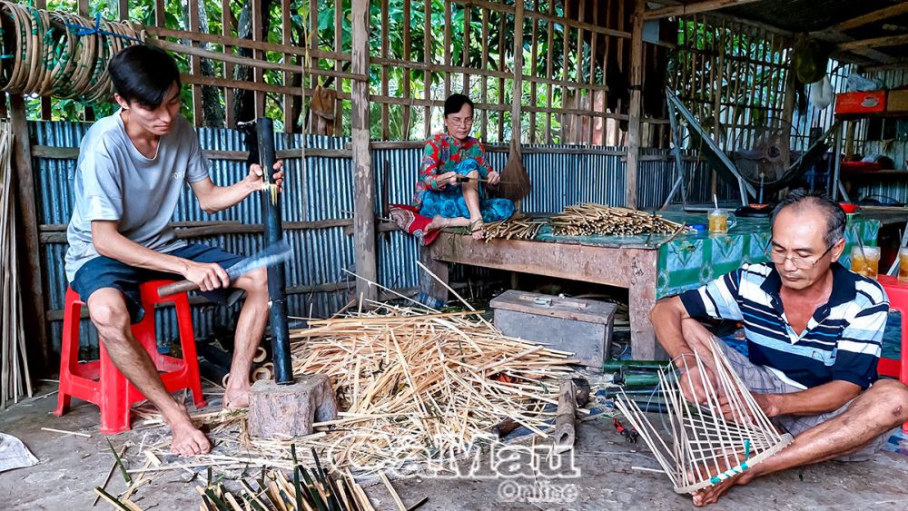 Mỗi năm, gia đình ông Lê Văn Ðông làm khoảng 1 ngàn cái lọp lớn, nhỏ.