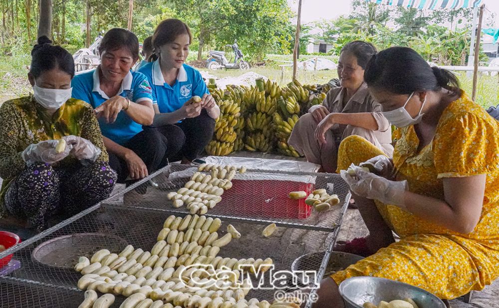 Mô hình ép chuối khô của cơ sở chuối khô Huỳnh Thắm, ấp Chủ Mía, tạo việc làm cho 10 chị em tại ấp có thêm nguồn thu nhập.