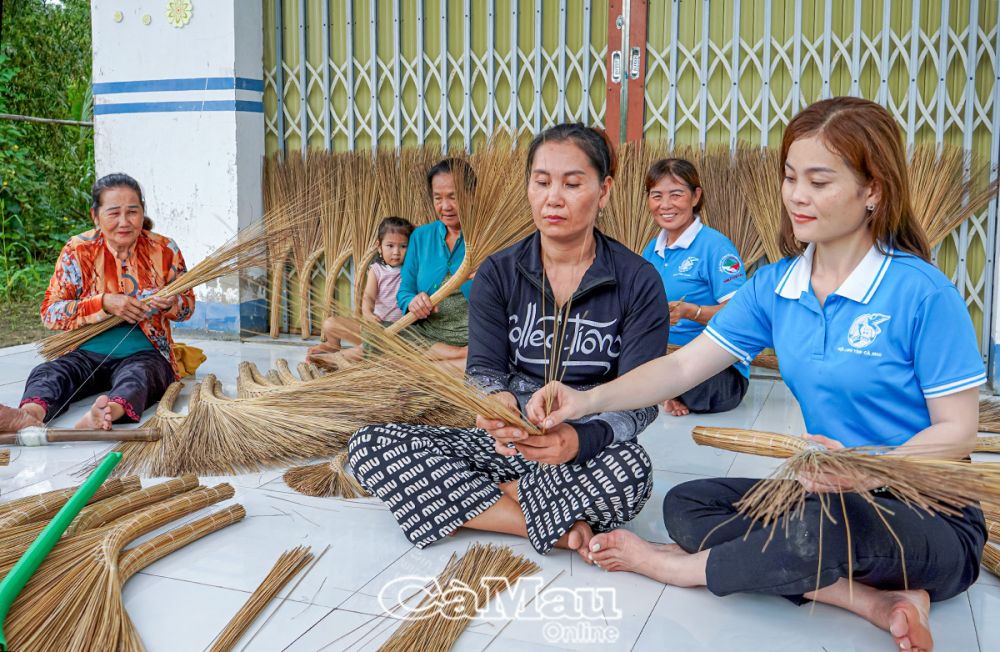 Chi hội ấp Chủ Mía duy trì 1 tổ hợp tác bó chổi sóng dừa với 13 thành viên, thu nhập bình quân 3 triệu đồng/người/tháng.