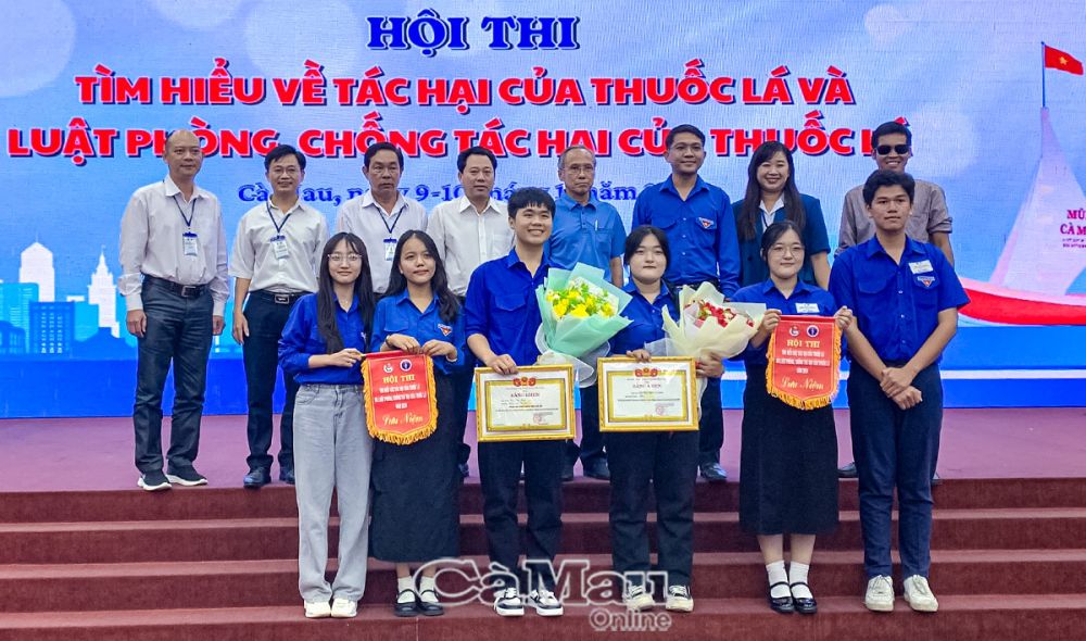 Ban tổ chức Hội thi trao giải Nhất cho đơn vị Trường THPT Cà Mau.