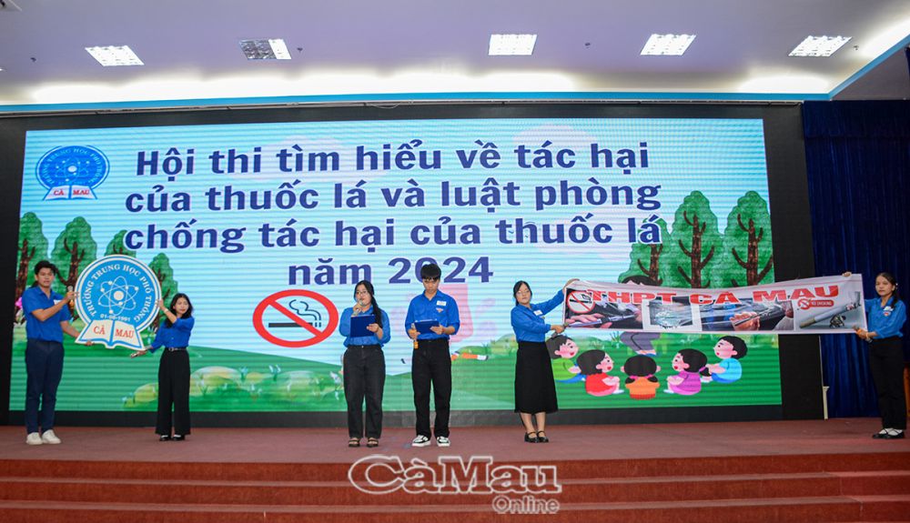 Đơn vị Trường THPT Cà Mau tham gia phần thi chào hỏi giới thiệu về đội thi.